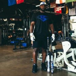 2023 Louisville Slugger Everett Williams 2.0 12" USSSA Slowpitch Softball Bat: WBL2738010 -Home Run Store 2023 Louisville Slugger Everett Williams Pass Em Out Slowpitch Softball bat Lifestyle 3