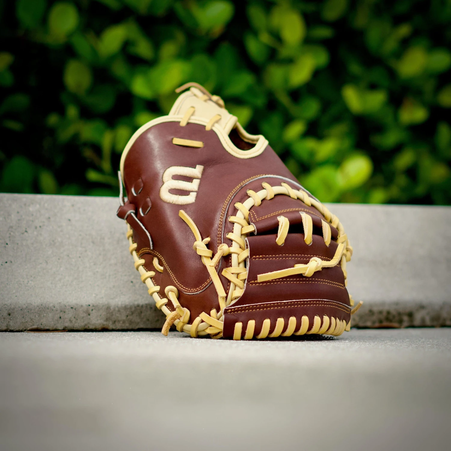 Wilson A2000 CM33 "Ole' Hickory" 33" Baseball Catcher's Mitt: Dark Brown And Blonde 4 Wilson A2000 CM33 "Ole' Hickory" 33" Baseball Catcher's Mitt: Dark Brown And Blonde - Image 2