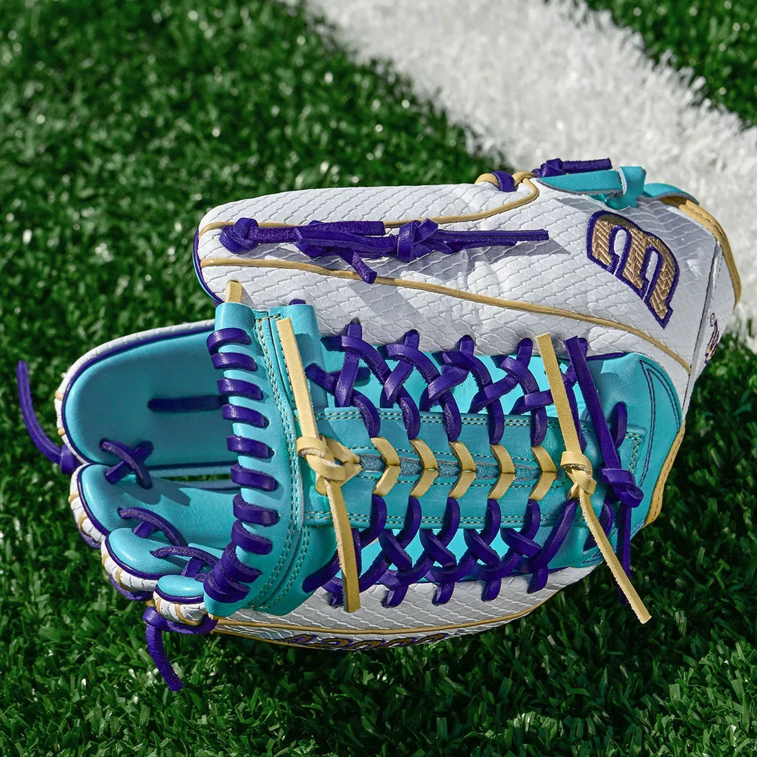 Wilson A2000 T125SS 12.5" Winter Collection Fastpitch Softball Glove: WBW103947125 5 Wilson A2000 T125SS 12.5" Winter Collection Fastpitch Softball Glove: WBW103947125 - Image 3