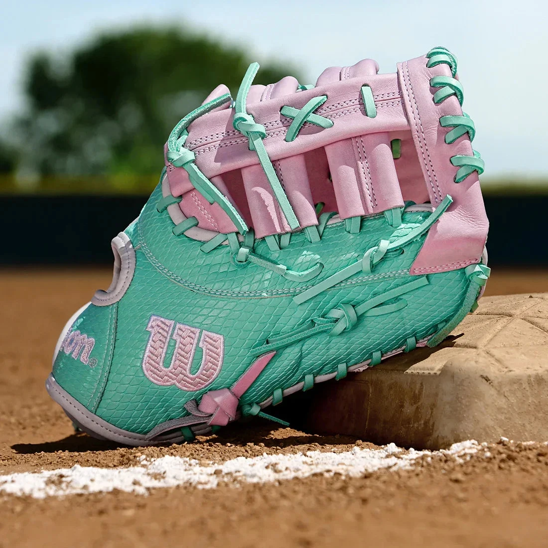 Wilson A2000 1620FPSS 12.5" Winter Collection Fastpitch First Base Mitt: WBW103949125 4 Wilson A2000 1620FPSS 12.5" Winter Collection Fastpitch First Base Mitt: WBW103949125 - Image 2