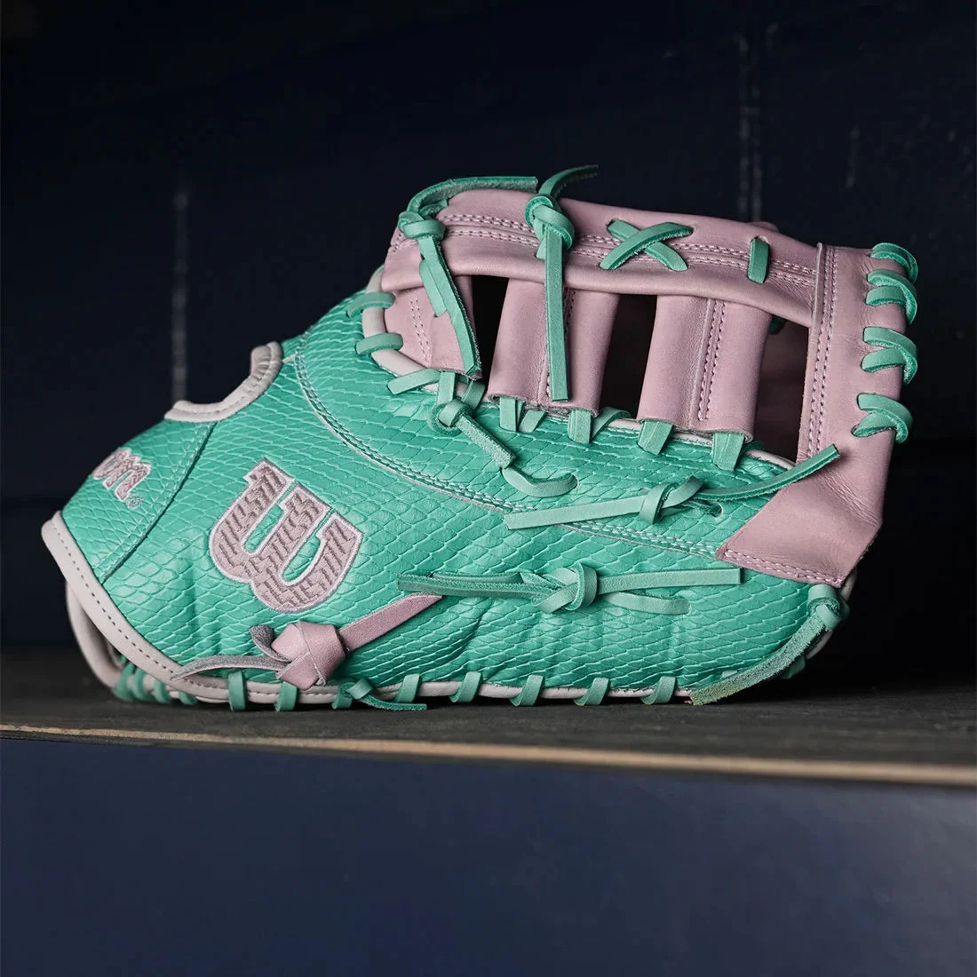 Wilson A2000 1620FPSS 12.5" Winter Collection Fastpitch First Base Mitt: WBW103949125 5 Wilson A2000 1620FPSS 12.5" Winter Collection Fastpitch First Base Mitt: WBW103949125 - Image 3