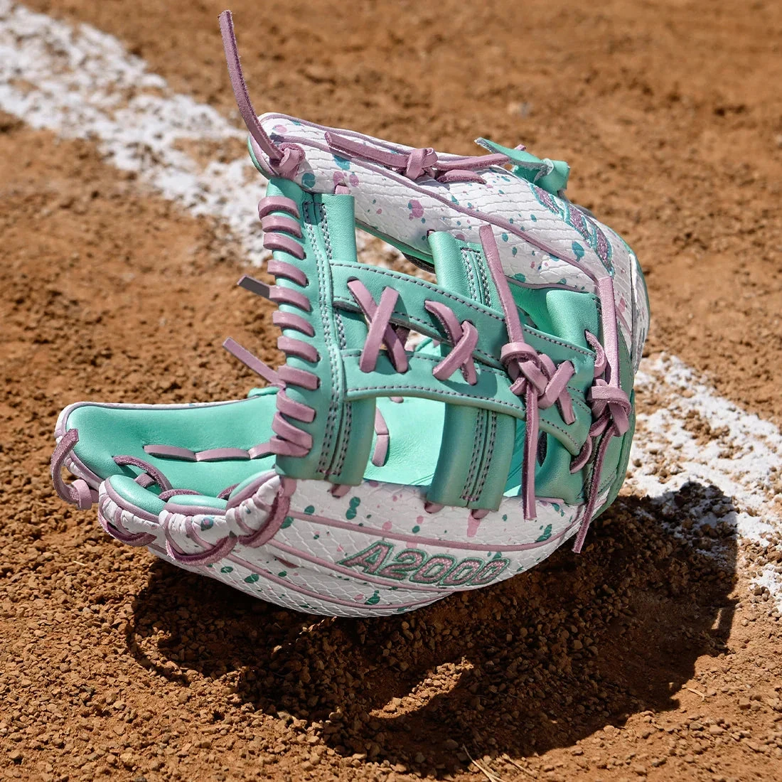 Wilson A2000 FP75SS 11.75" Winter Collection Fastpitch Softball Glove: WBW1039451175 4 Wilson A2000 FP75SS 11.75" Winter Collection Fastpitch Softball Glove: WBW1039451175 - Image 2